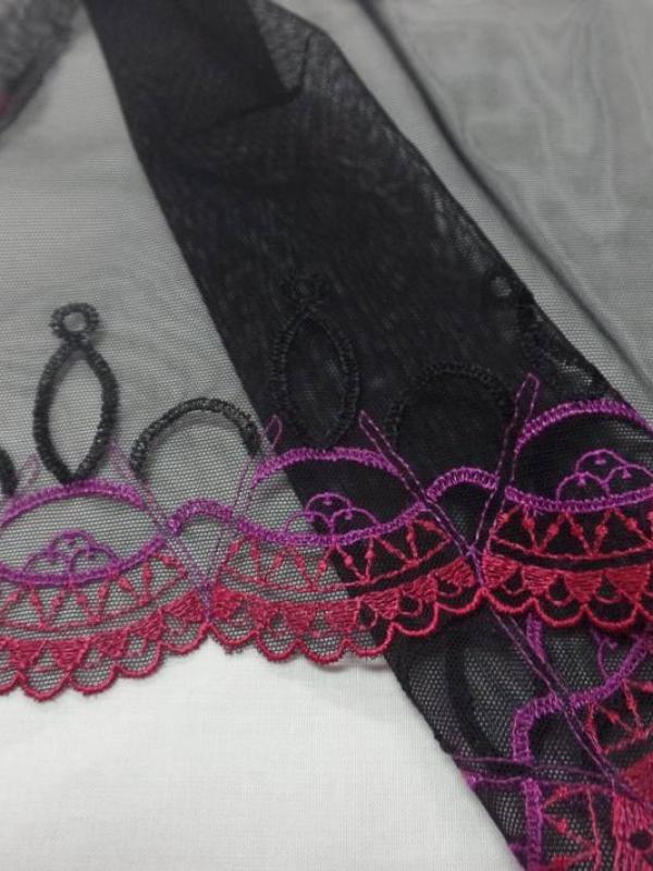 Galon de resille dentelle noire brode ton rouge prune