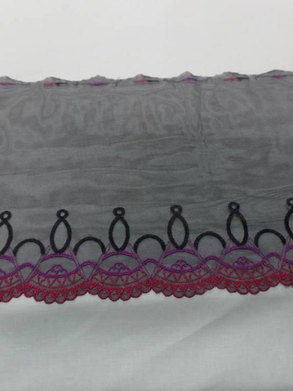 Galon de resille dentelle noire brode ton rouge prune