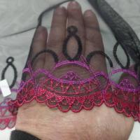 vente de Galon de résille dentelle noire brodé ton rouge ,prune en  25cm