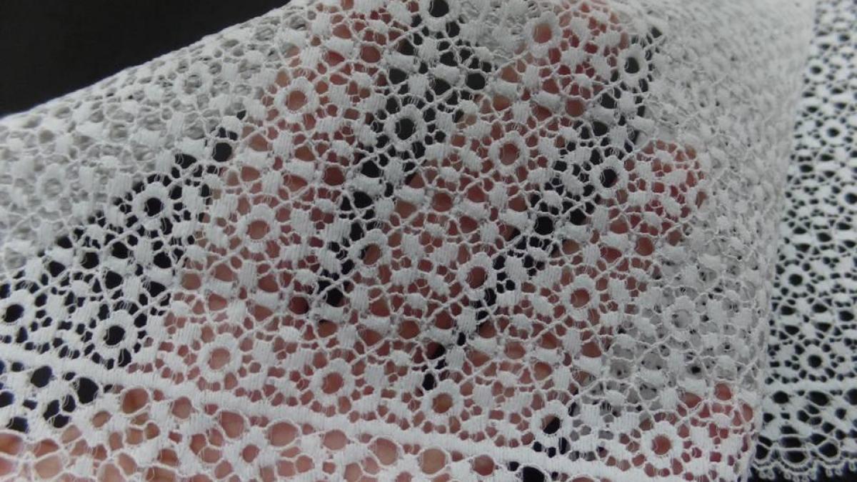 galon de résille façonné blanche en 16 cm