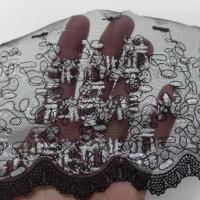 galon de résille grise brodé noir et blanc en 12 cm
