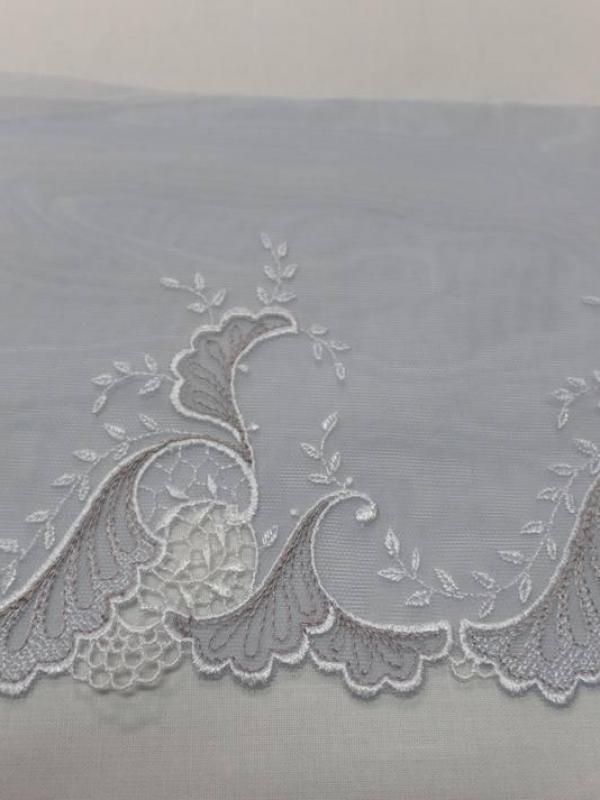 Galon de resille grise brode ton blanc et taupe