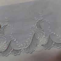 vente de galon de résille grise brodé ton blanc et taupe en 17cm