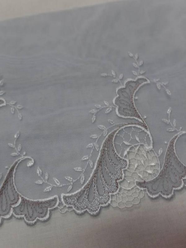 Galon de resille grise brode ton blanc et taupe