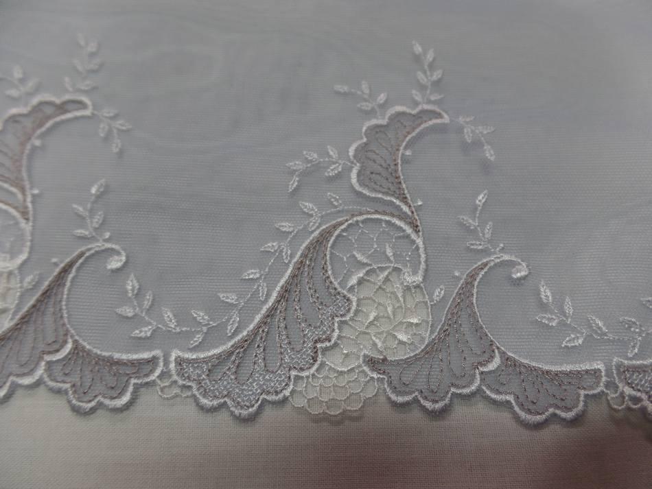 galon de résille grise brodé ton blanc et taupe en 17cm