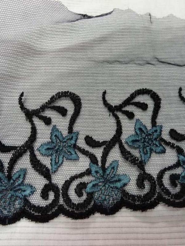 Galon de resille noire brode noir bleu