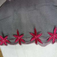 Galon de resille noire brode rose7