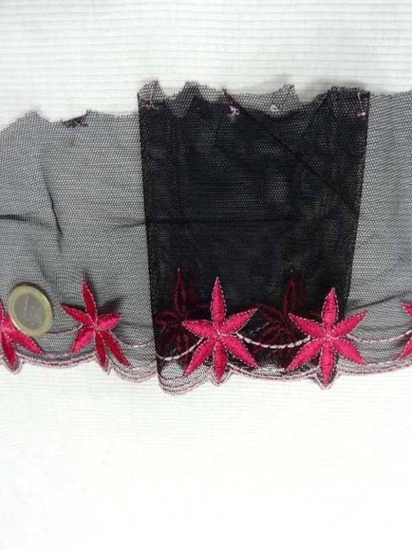 Galon de resille noire brode rose