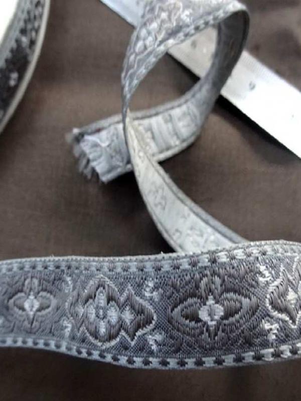 Galon passementerie ton gris brode