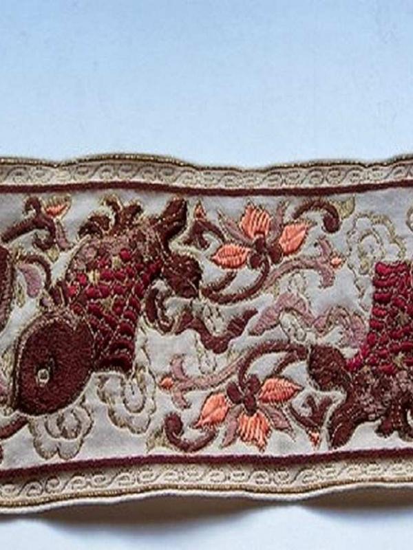 Galon type ancienne motifs carpe avec des fils de soie ecrue bordeaux2