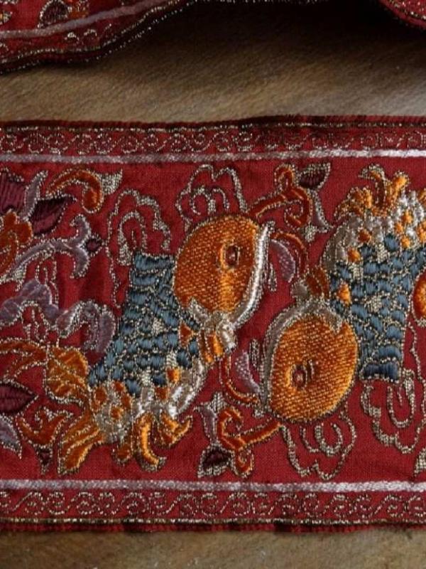 Galon type ancienne motifs carpe avec des fils de soie fil lame or