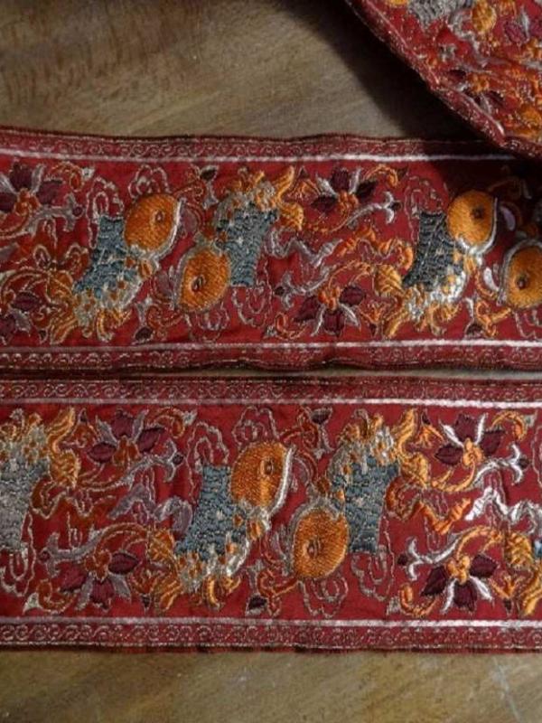 Galon type ancienne motifs carpe avec des fils de soie fil lame or