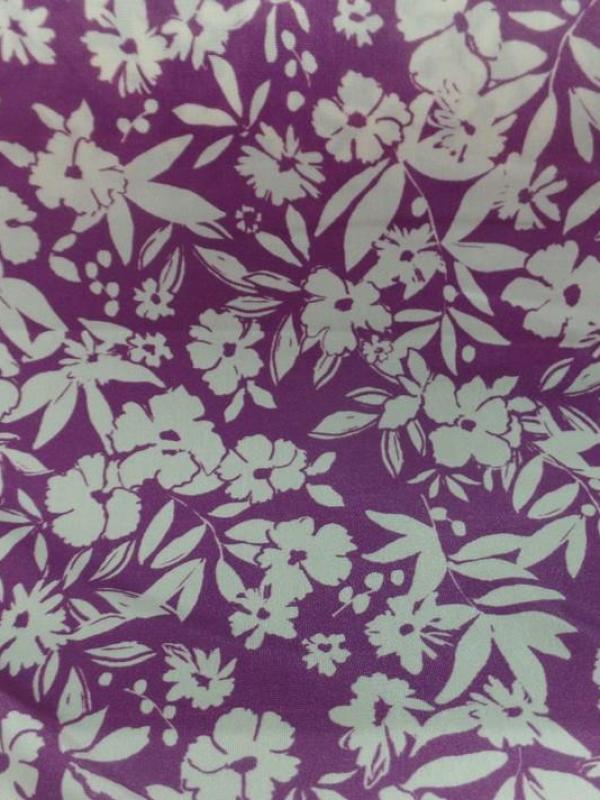 Jersey fin polyester viscose imprime fleurs ton lavande et blanc
