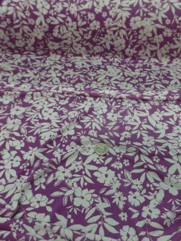 Jersey fin polyester viscose imprime fleurs ton lavande et blanc