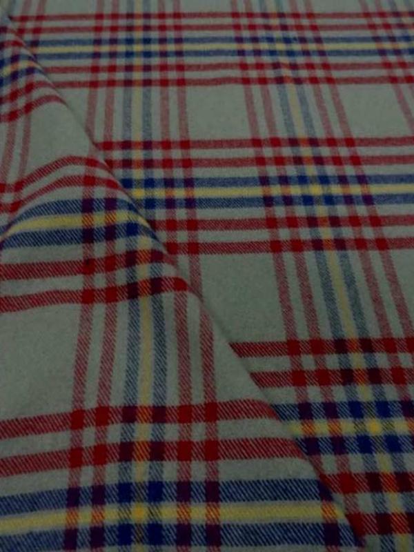 Lainage taupe a carreaux rouge