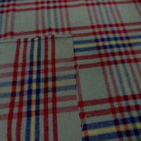Lainage taupe a carreaux rouge2