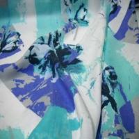 Lin blanc imprime ton bleu