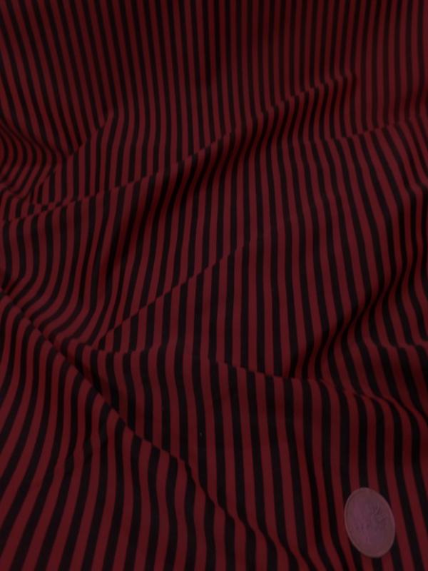 Lycra a fine rayure noire et bordeaux