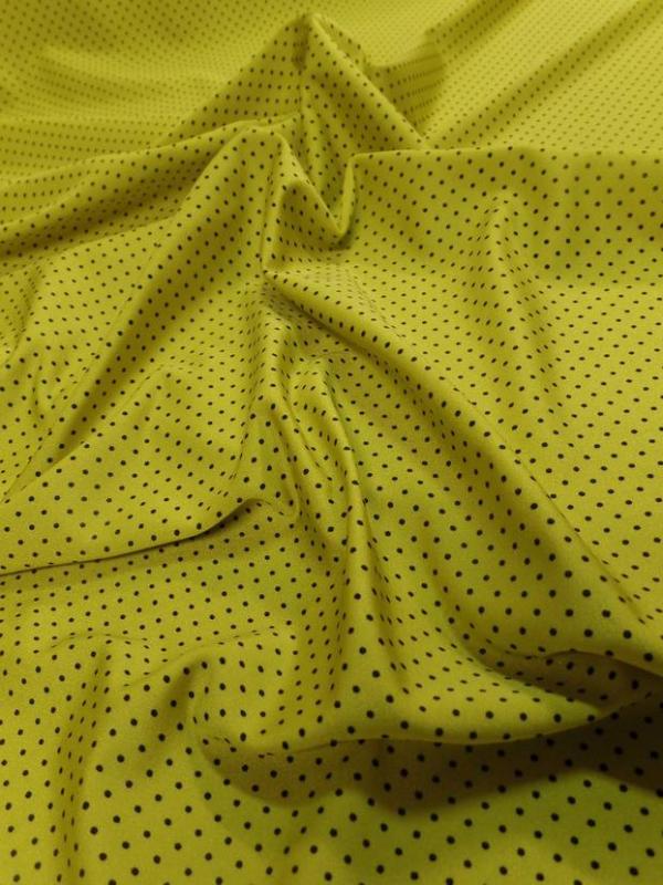 Lycra jaune satine a petit pois noir4