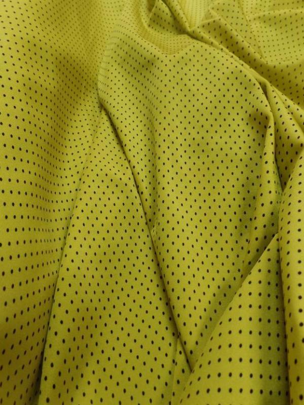 Lycra jaune satine a petit pois noir4