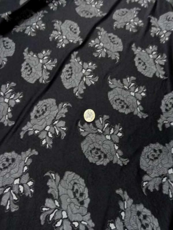 Lycra noir a motifs fleurs2