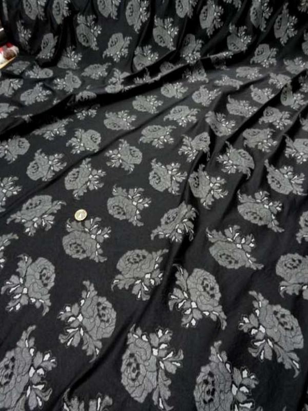 Lycra noir a motifs fleurs2