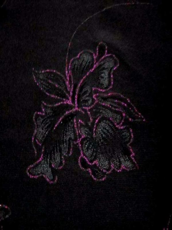 Lycra noir faconne fleurs lurex rose