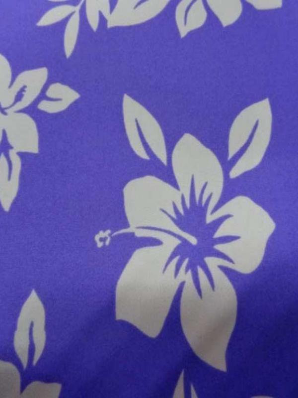 étoffe lycra maillot de bain extensible dans les 2 sens imprimé hawaïen ton lavande et blanc