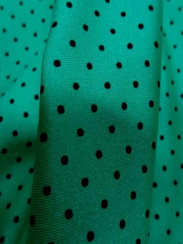 Lycra satin vert a petit pois noir