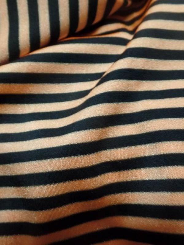Lycra satine a fines rayures orange et noir