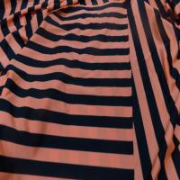 Lycra satine a rayure noire et orange