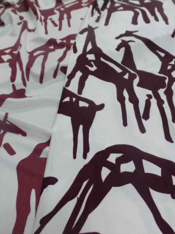 tissu  lycra satiné double face imprimé girafe ton écrue et marron