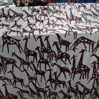 Lycra satine double face imprime girafe ton ecrue et marron1