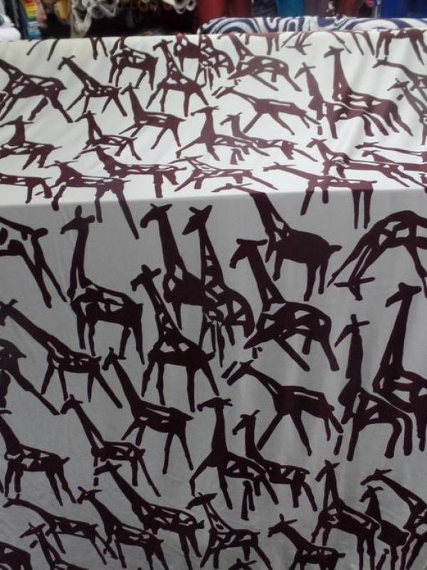 Lycra satine double face imprime girafe ton ecrue et marron1