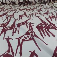 tissu  lycra satiné double face imprimé girafe ton écrue et marron en ligne