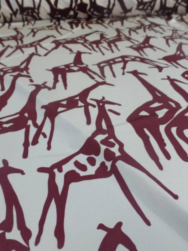 tissu  lycra satiné double face imprimé girafe ton écrue et marron