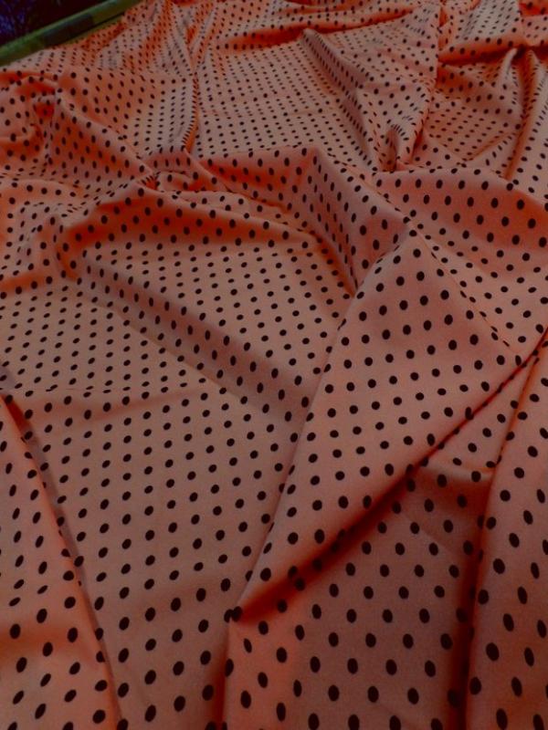 Lycra satine orange a pois noir