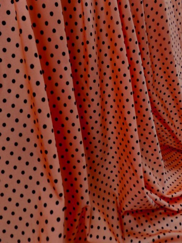 Lycra satine orange a pois noir