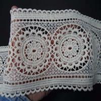 Macrame blanc casse aspect coton motifs medaillon en 13cm de large