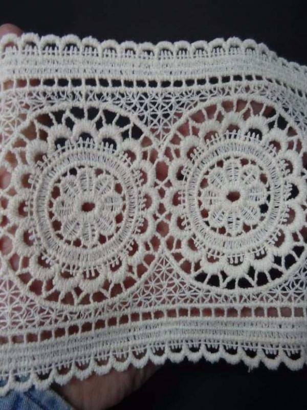 Macrame blanc casse aspect coton motifs medaillon en 13cm de large