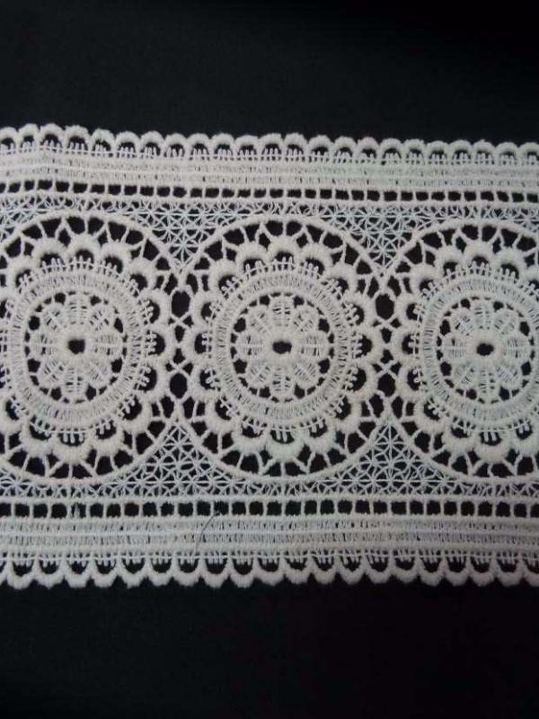 Macrame blanc casse aspect coton motifs medaillon en 13cm de large
