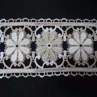 Macrame blanc casse beige aspect coton motifs fleurs en 11cm