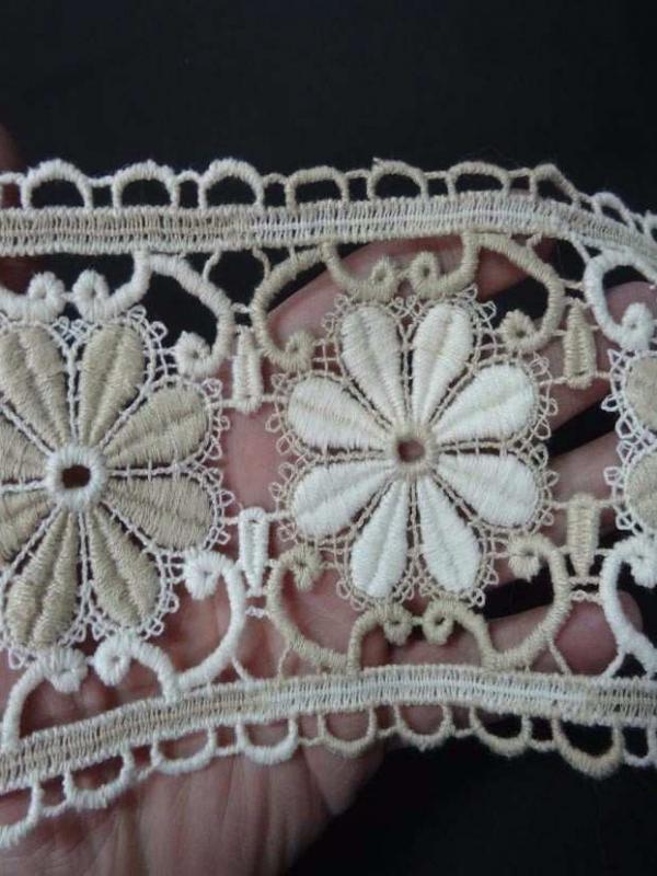 Macrame blanc casse beige aspect coton motifs fleurs en 11cm1