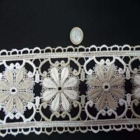 Macrame blanc casse beige aspect coton motifs fleurs en 11cm7