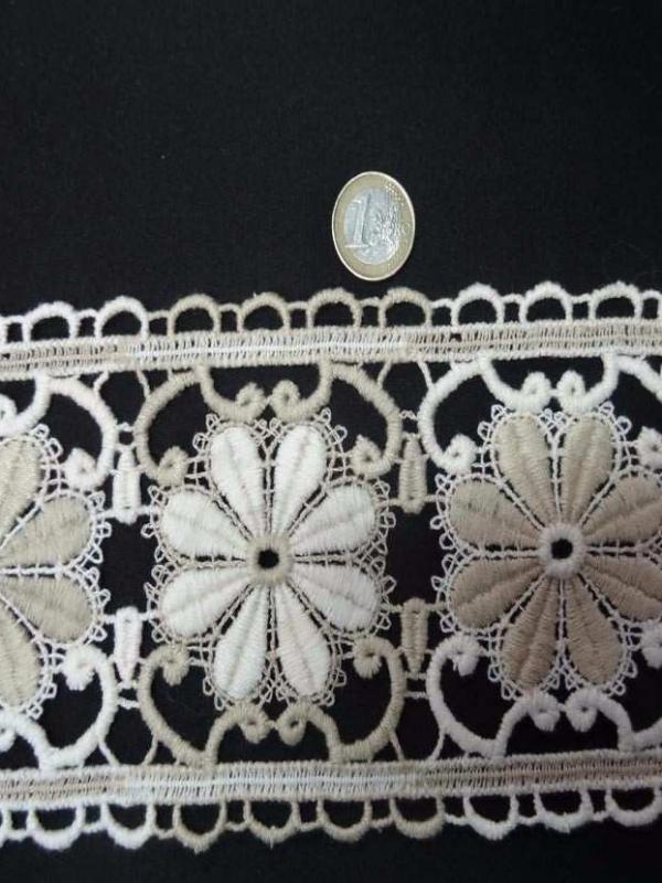 Macrame blanc casse beige aspect coton motifs fleurs en 11cm1