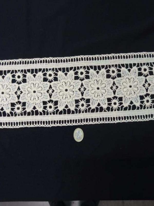 Macrame blanc casse motifs fleurs en 14cm