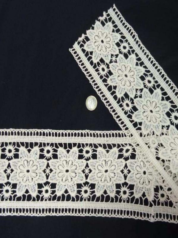 Macrame blanc casse motifs fleurs en 14cm