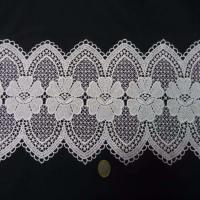 Macrame blanc motifs fleurs en 19cm de large