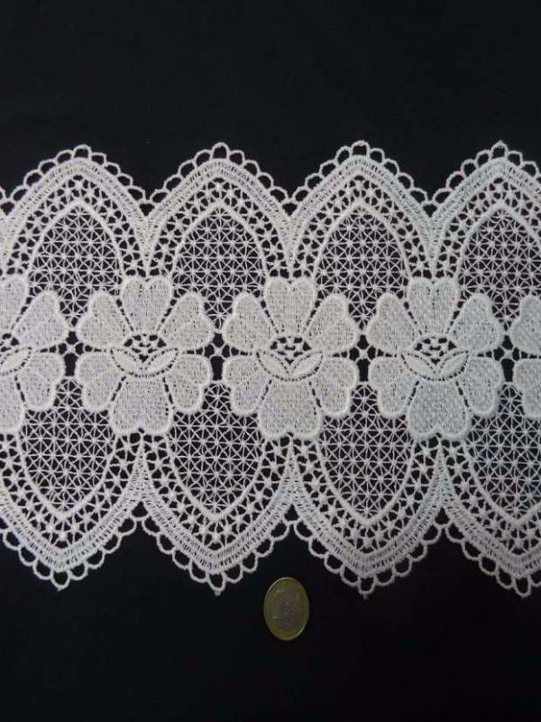 Macrame blanc motifs fleurs en 19cm de large