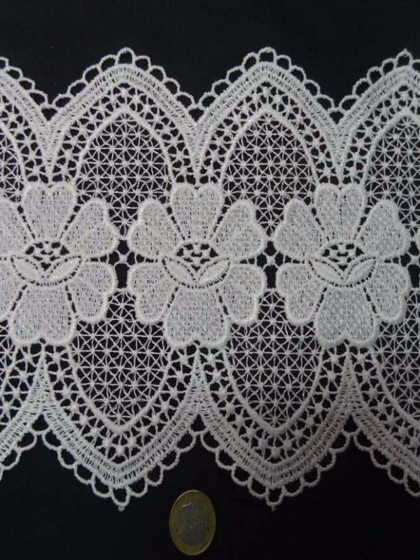 Macrame blanc motifs fleurs en 19cm de large